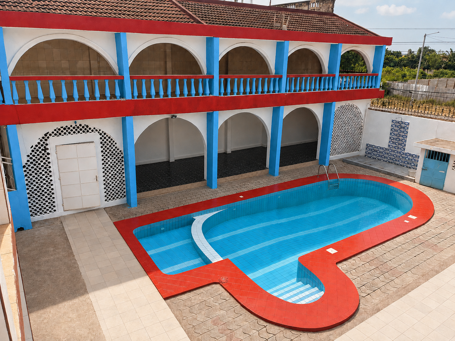 Piscine et cour de La Résidence 244 sans mobilier
