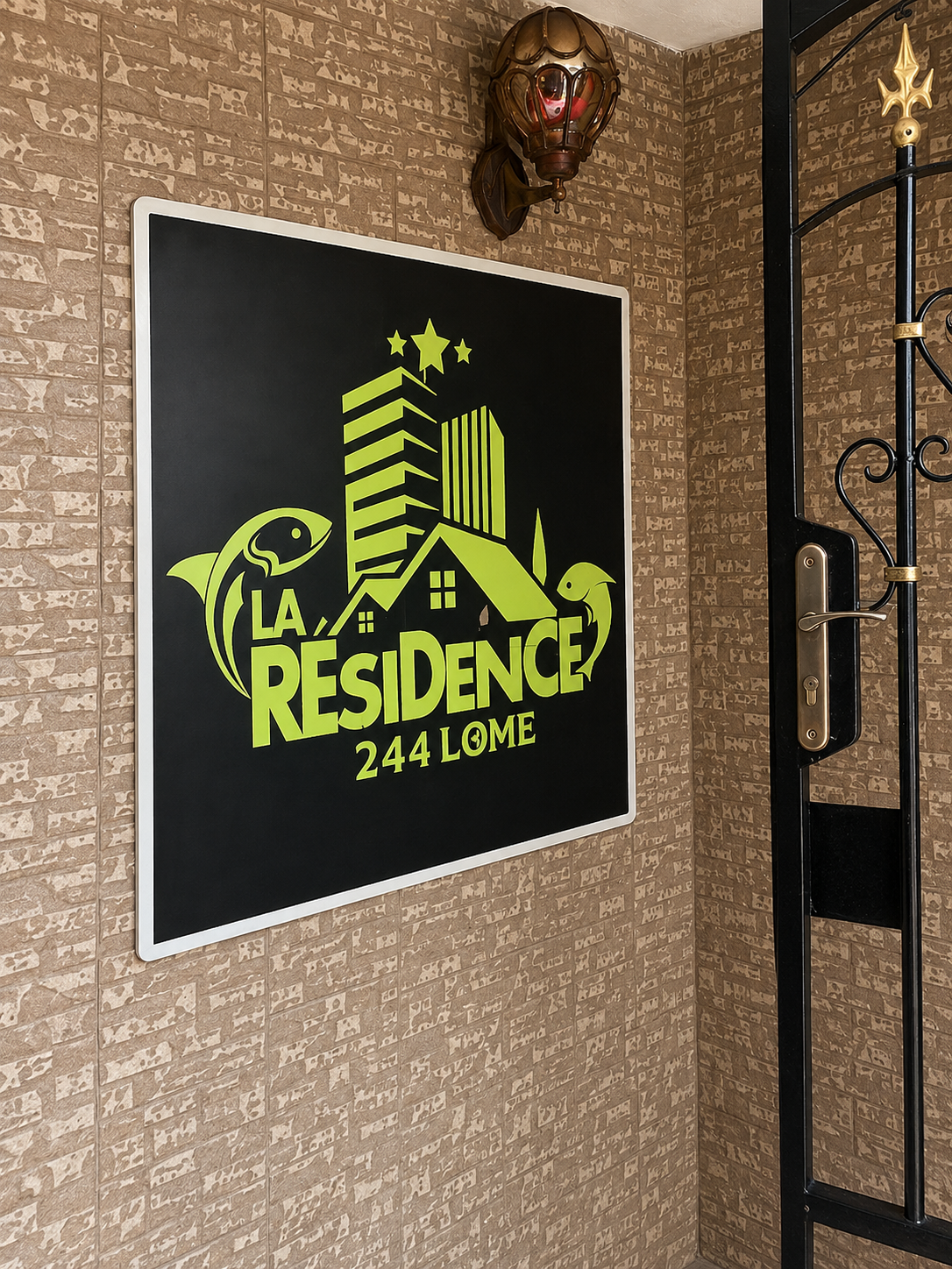 Enseigne de La Résidence 244 à Lomé