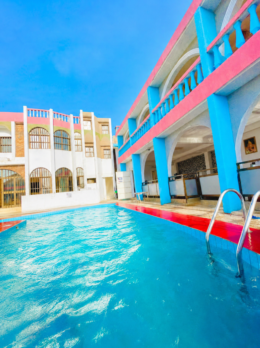 Façade et piscine de La Résidence 244 à Cacaveli, Lomé